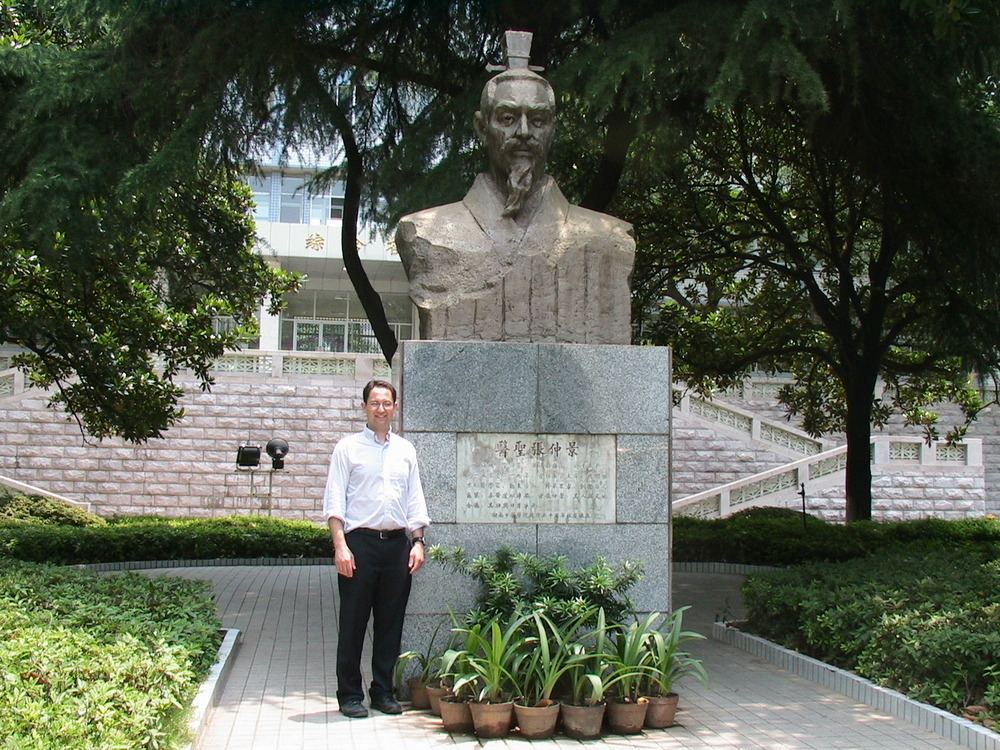 Zhang Zhong Jing statue